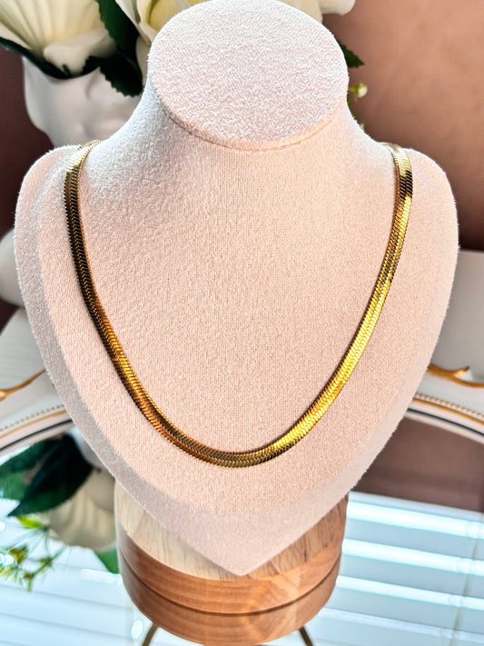 Snake-style necklace